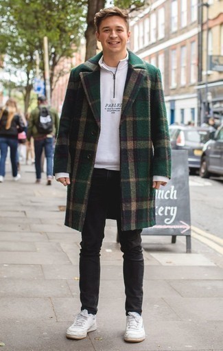 Какие низкие кеды носить с оливковым длинным пальто