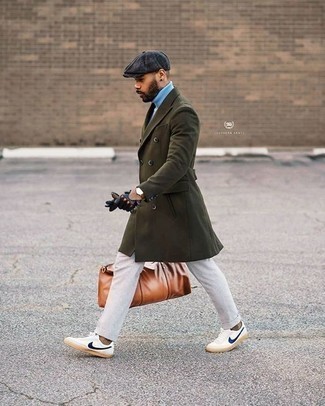 Какие низкие кеды носить с оливковым длинным пальто
