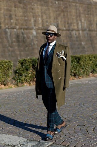 Какие костюмы носить с оливковым длинным пальто