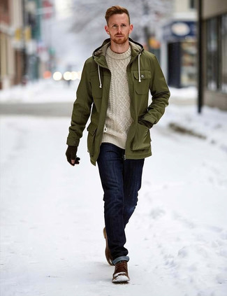 Как носить оливковую парку с бежевым вязаным свитером мужчине