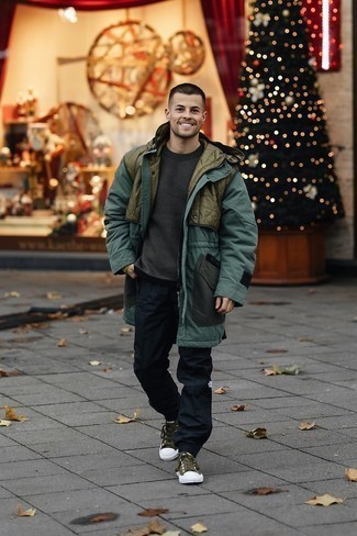 Как носить оливковую парку с черными брюками чинос