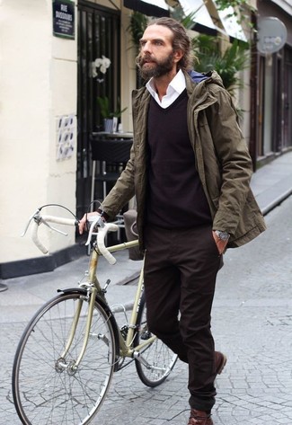 Как носить оливковую парку с коричневыми брюками чинос