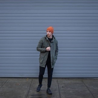 Как носить оливковую парку с темно-серыми кроссовками мужчине