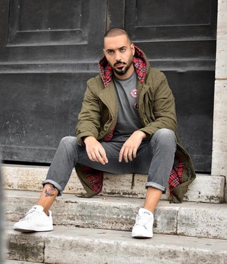 Как носить оливковую парку с темно-серыми джинсами мужчине