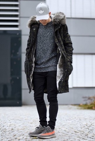 Как носить оливковую парку с серыми кроссовками мужчине