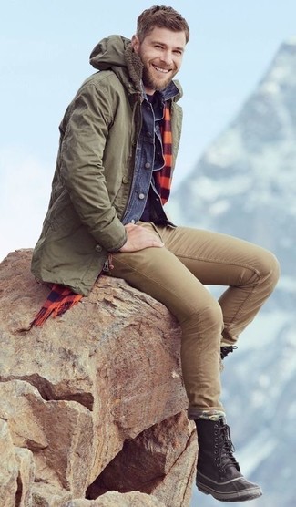 Как носить оливковую парку с светло-коричневыми брюками чинос