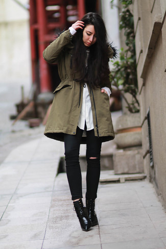 Какие ботильоны на шнуровке носить с оливковой паркой