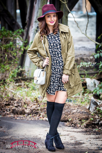 Какие ботильоны на шнуровке носить с оливковой паркой