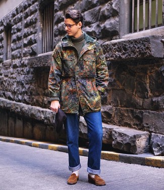 Как носить оливковую парку с темно-синими джинсами мужчине