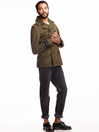 Какие джинсы носить с оливковым полупальто