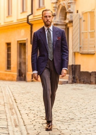 С чем носить оливковый галстук в горошек мужчине