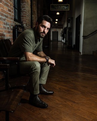 Какие ботинки челси носить с оливковой футболкой-поло мужчине