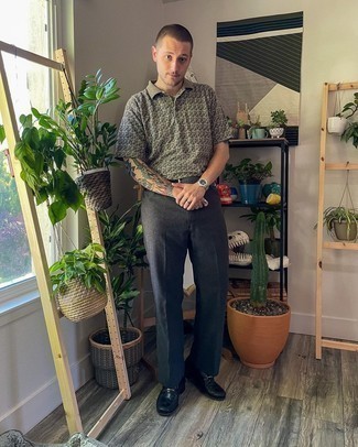 Какие лоферы носить с оливковой футболкой-поло мужчине