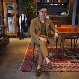 Какие лоферы носить с оливковой футболкой-поло мужчине