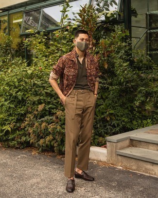 Какие лоферы носить с оливковой футболкой-поло мужчине