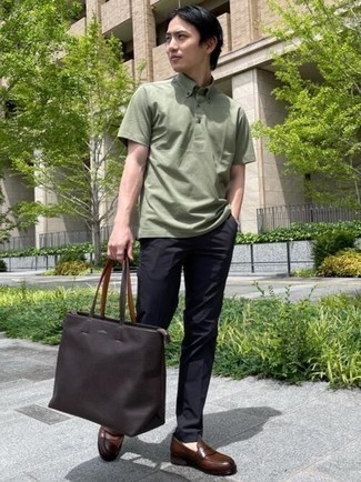Какие лоферы носить с оливковой футболкой-поло мужчине