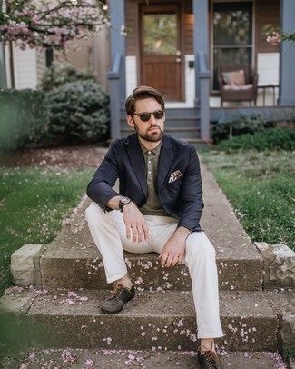 Как носить оливковую футболку-поло с темно-синим пиджаком мужчине