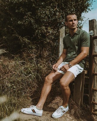 Какие шорты носить с оливковой футболкой-поло мужчине