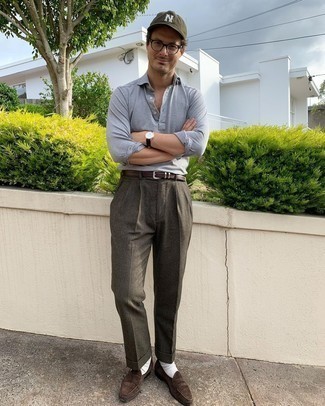 С чем носить оливковую бейсболку с принтом мужчине