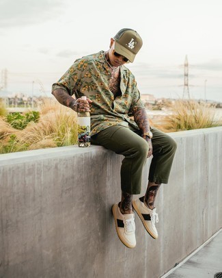 С чем носить оливковую бейсболку с принтом мужчине