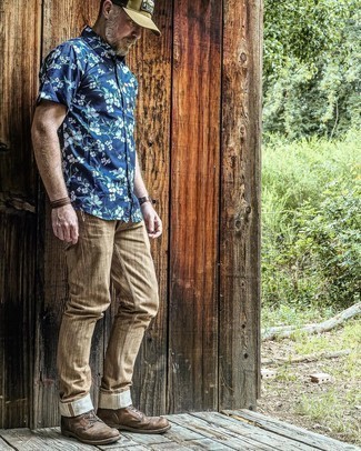 С чем носить оливковую бейсболку с принтом мужчине