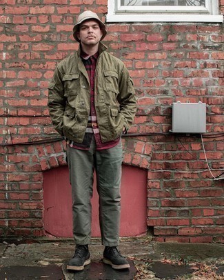С чем носить оливковую куртку-рубашку с принтом мужчине