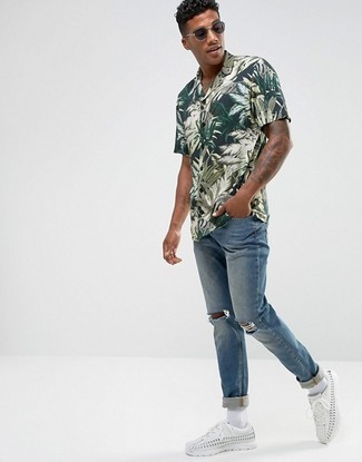 С чем носить оливковую рубашку с принтом мужчине
