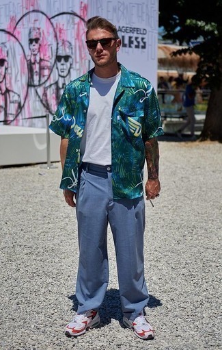 С чем носить оливковую рубашку с принтом мужчине