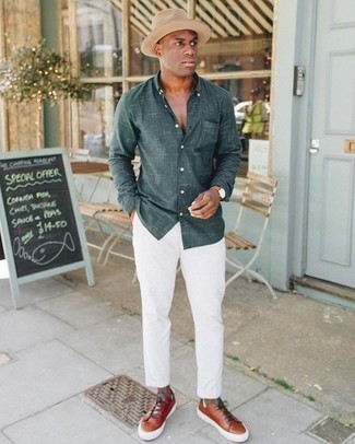 С чем носить оливковую рубашку с принтом мужчине