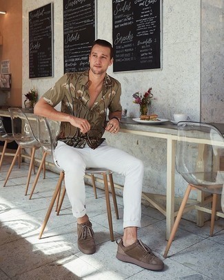 С чем носить оливковую рубашку с принтом мужчине