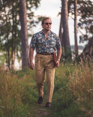 С чем носить оливковую рубашку с принтом мужчине