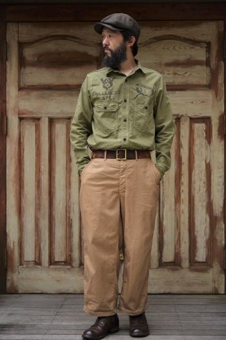 С чем носить оливковую рубашку с принтом мужчине