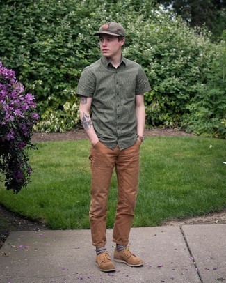 С чем носить оливковую рубашку с принтом мужчине