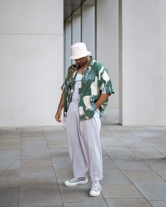 С чем носить оливковую рубашку с принтом мужчине