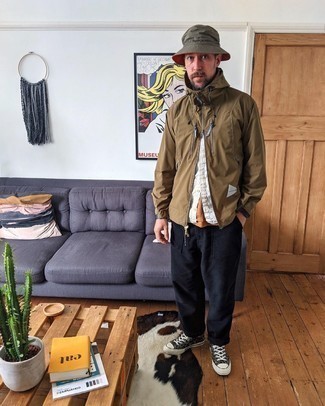 С чем носить оливковые кеды с принтом мужчине