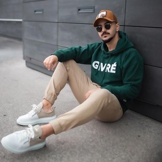 С чем носить оливковый свитер с принтом мужчине