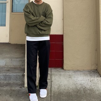 С чем носить оливковый свитшот с принтом мужчине