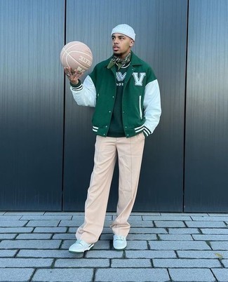 С чем носить оливковую футболку с принтом мужчине