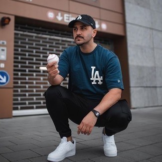 С чем носить оливковую футболку с принтом мужчине