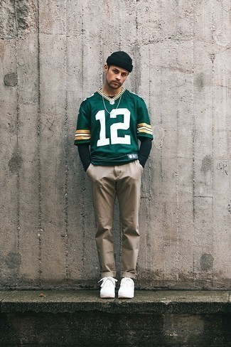 С чем носить оливковую футболку с принтом мужчине