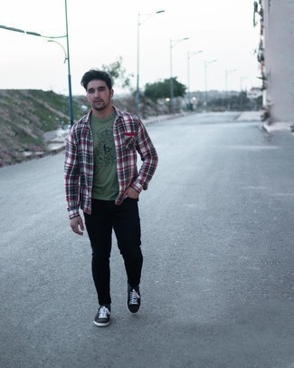 С чем носить оливковую футболку с принтом мужчине