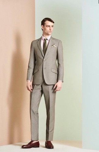 С чем носить оливковый галстук с принтом мужчине