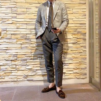 С чем носить оливковый галстук с принтом мужчине