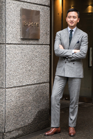 С чем носить оливковый галстук с принтом мужчине