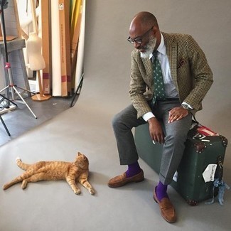 С чем носить оливковый галстук с принтом мужчине