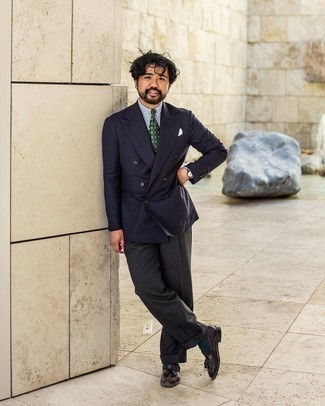 С чем носить оливковый галстук с принтом мужчине