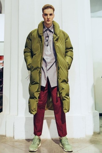 Какие брюки чинос носить с оливковым пуховиком