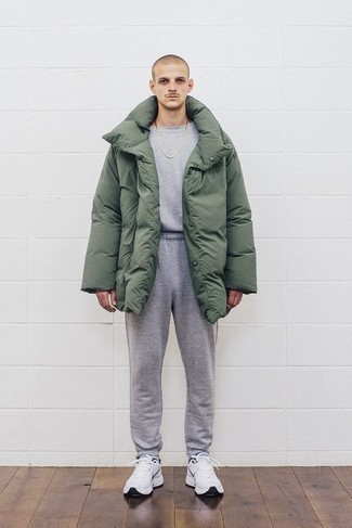 Какие свитшоты носить с оливковым пуховиком мужчине