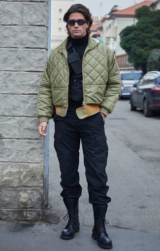 Какие брюки карго носить с оливковой курткой-пуховиком