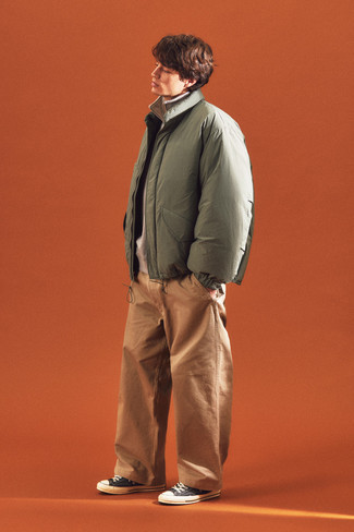 Какие брюки чинос носить с оливковой курткой-пуховиком